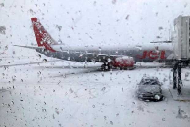 Badai Terjang Belanda Membuat Aktivitas Bandara Terhenti
