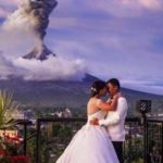 Eruspsi Gunung Berapi Tak Halangi Pernikahan Pasangan Ini