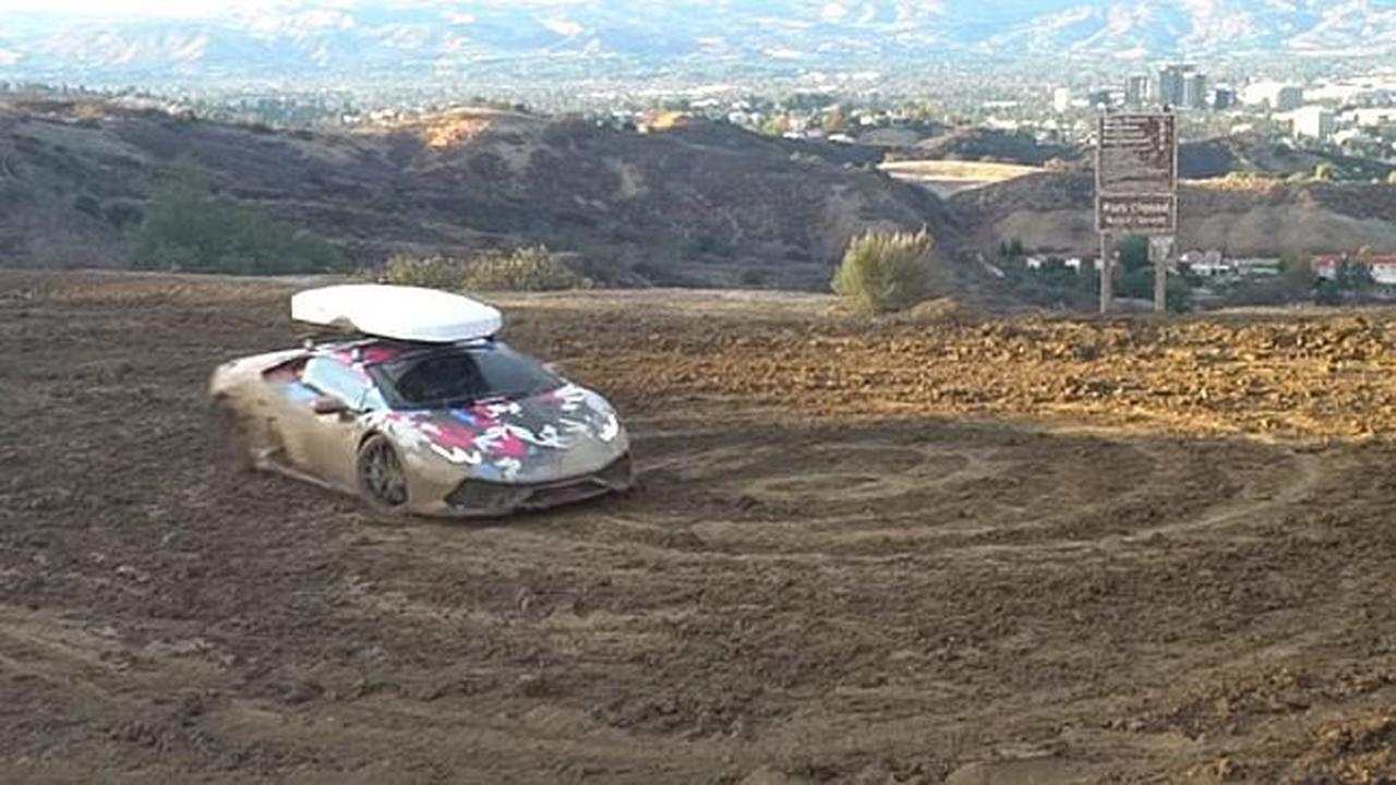 Mobil Mewah Lamborghini Malah Digunakan Untuk Rally
