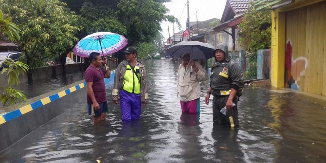 Banjir Cirebon Membawa Sampah Dan Lumpur