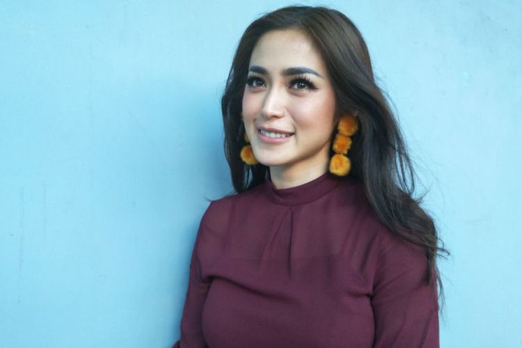 Jessica Iskandar Ijinkan Mantan Suami Berhubungan Dengan Sang Anak
