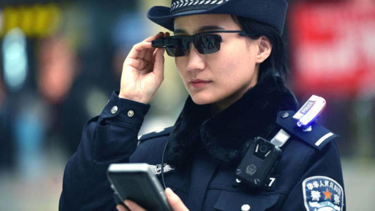 Polisi Tiongkok Mengenakan Kacamata Canggih Untuk Mengatasi Tindak Kriminal