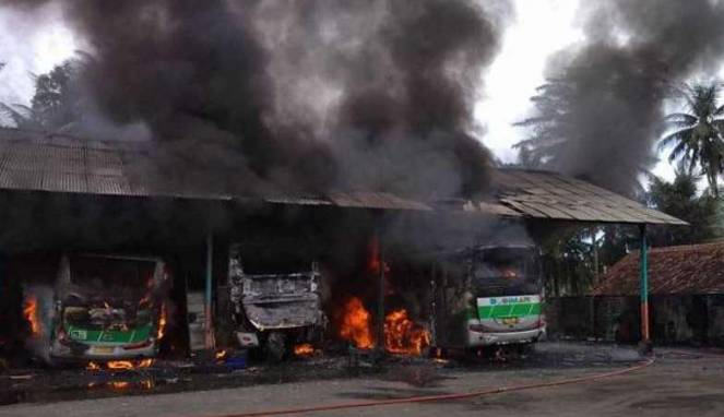 Beberapa Bus Dilahap Kobaran Api Saat Diparkir Di Pangandaran