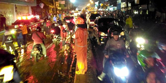 Cicaheum Bandung Tergenang Lumpur Sisa Banjir