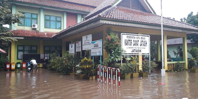 Kantor Kecamatan Jatiasih Terendam Banjir