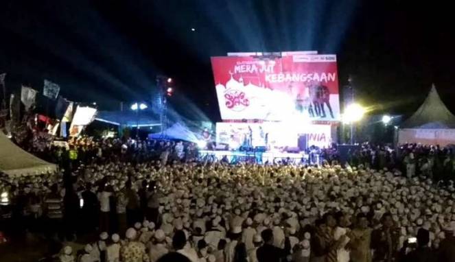 Para Fans Slank Bentrok Dengan Pihak Keamanan di Lapangan TNI