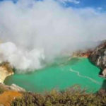 Ratusan Warga Terkena Gas Beracun Dari Kawah Ijen