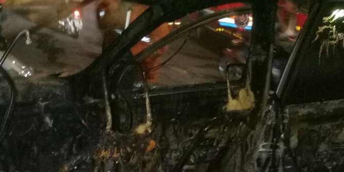 Satu Unit Mini Bus Terbakar Di Depok