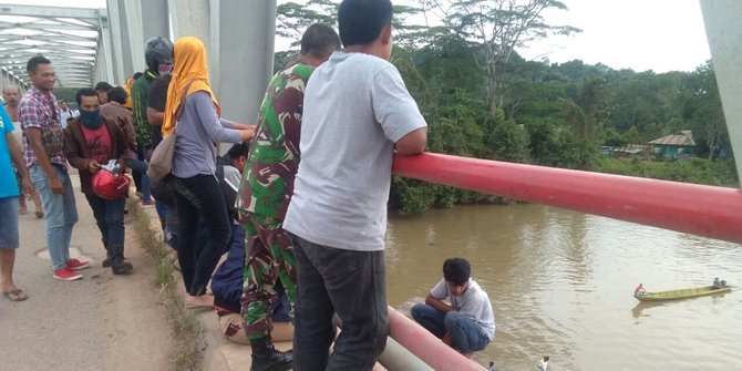 Seorang Pemuda Nekat Bunuh Diri Di Jembatan