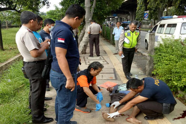 Seorang Pria Tua Ditemukan Meninggal Di Trotoar