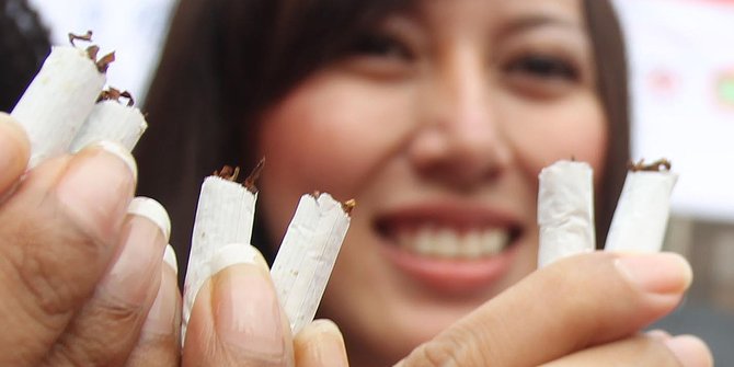 Seorang Wanita Tuntut Perusahaan Rokok Yang Membuatnya Kecanduan