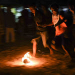 Kebiasaan Santri Cirebon Yang Bermain Bola Api Saat Bulan Ramadhan