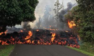 Penduduk Hawaii Membuat Aliran lava Setelah Gunung Api Kilauea Meletus