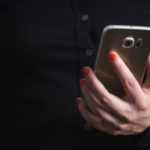 Tips Bersihkan Ponsel Agar Tak Jadi Sarang Kuman