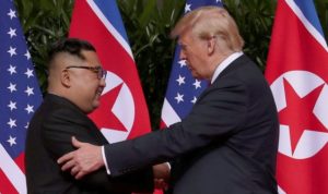 Momen Bersejarah Trump Dan Kim Jong Un Berjabat Tangan