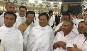 Prabowo serta Amien Rais Berdoa Bersama di Depan Kabah