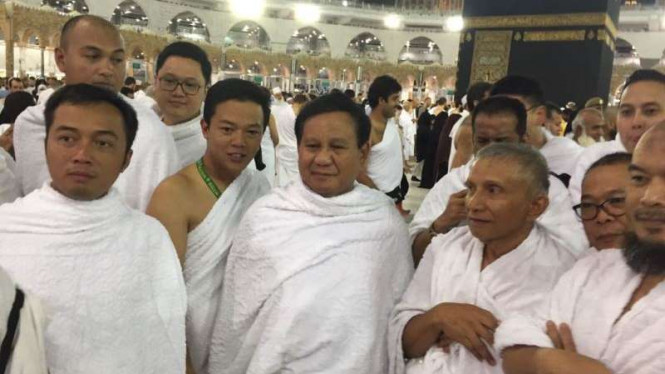 Prabowo serta Amien Rais Berdoa Bersama di Depan Kabah