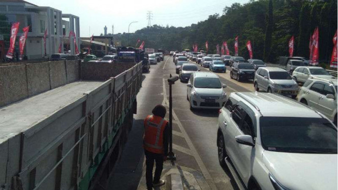 Tol Semarang Dilewati Ribuan Kendaraan Tiap Jamnya