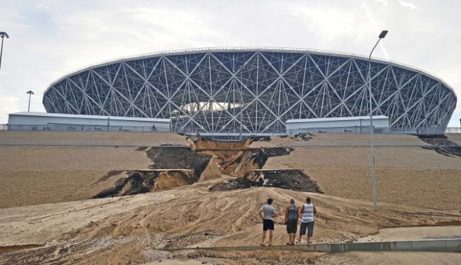 Belum Sepekan Usai Piala Dunia Volgograd Arena Sudah Longsor