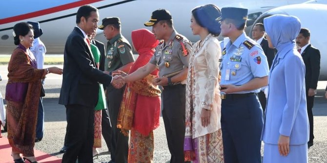 Jokowi Lantik 1456 Pamong Praja Muda IPDN