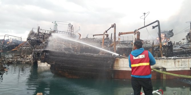 Kebakaran Puluhan Kapal Ikan Di Benoa Belum Padam
