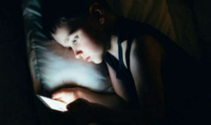 Kenali Bahaya Terlalu Sering Tidur Dekat Dengan Gadget