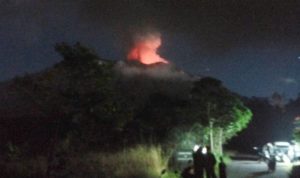 Lontaran Lava Pijar Gunung Agung Membakar Hutan Sekitar Gunung