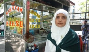 Penjual Mie Ayam Naik Haji Setelah Menabung 7 Tahun