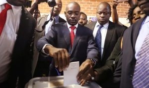Warga Zimbabwe memilih dalam pemilihan pertama tanpa Robert Mugabe di kertas suara