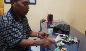 Akting Kehausan Seorang Pria Berhasil Mencuri Uang Di Kasir Toko