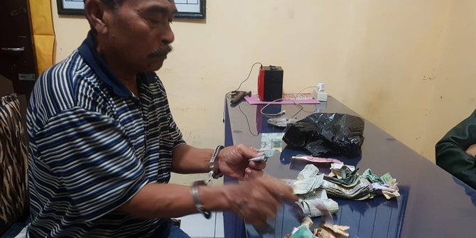 Akting Kehausan Seorang Pria Berhasil Mencuri Uang Di Kasir Toko