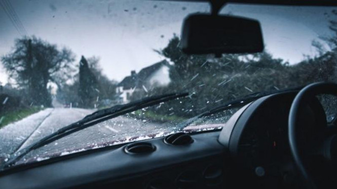 Begini Tips Agar Mobil Tidak Tergelincir Saat Turun Hujan