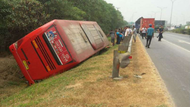 Sebuah Bus Alami Kecelakaan di Tol Tangerang
