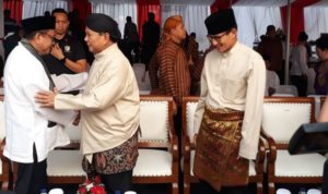 Prabowo Kenakan Baju Adat Jawa Saat Deklarasi Damai