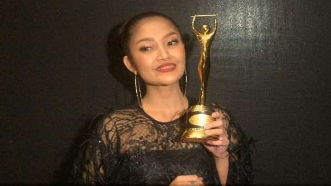Siti Badriah Memperoleh Penghargaan AMI