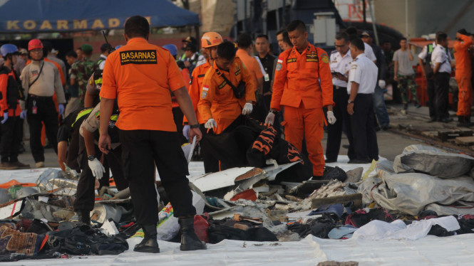 Basarnas Lanjutkan Evakuasi Korban dan Badan Pesawat