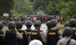 Polisi Terkena Panah di Mata Saat Bentrok di Papua