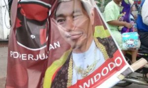 Heboh Poster Jokowi Menggunakan Pakaian Jawa