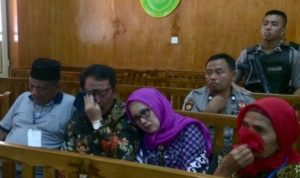 Diadili Kasus Suap Bupati Labuhan Batu Meneteskan Air Mata Dipersidangan