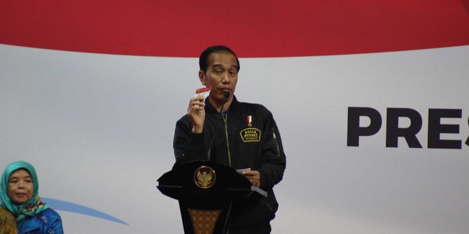 Jokowi Beri Penghargaan Kepada 4 Budayawan Indonesia