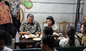SBY Mampir Makan Di Angkringan Jaman Edan Di Yogyakarta
