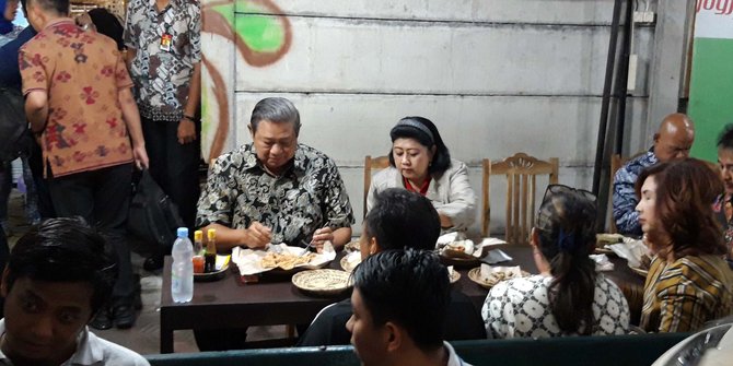 SBY Mampir Makan Di Angkringan Jaman Edan Di Yogyakarta