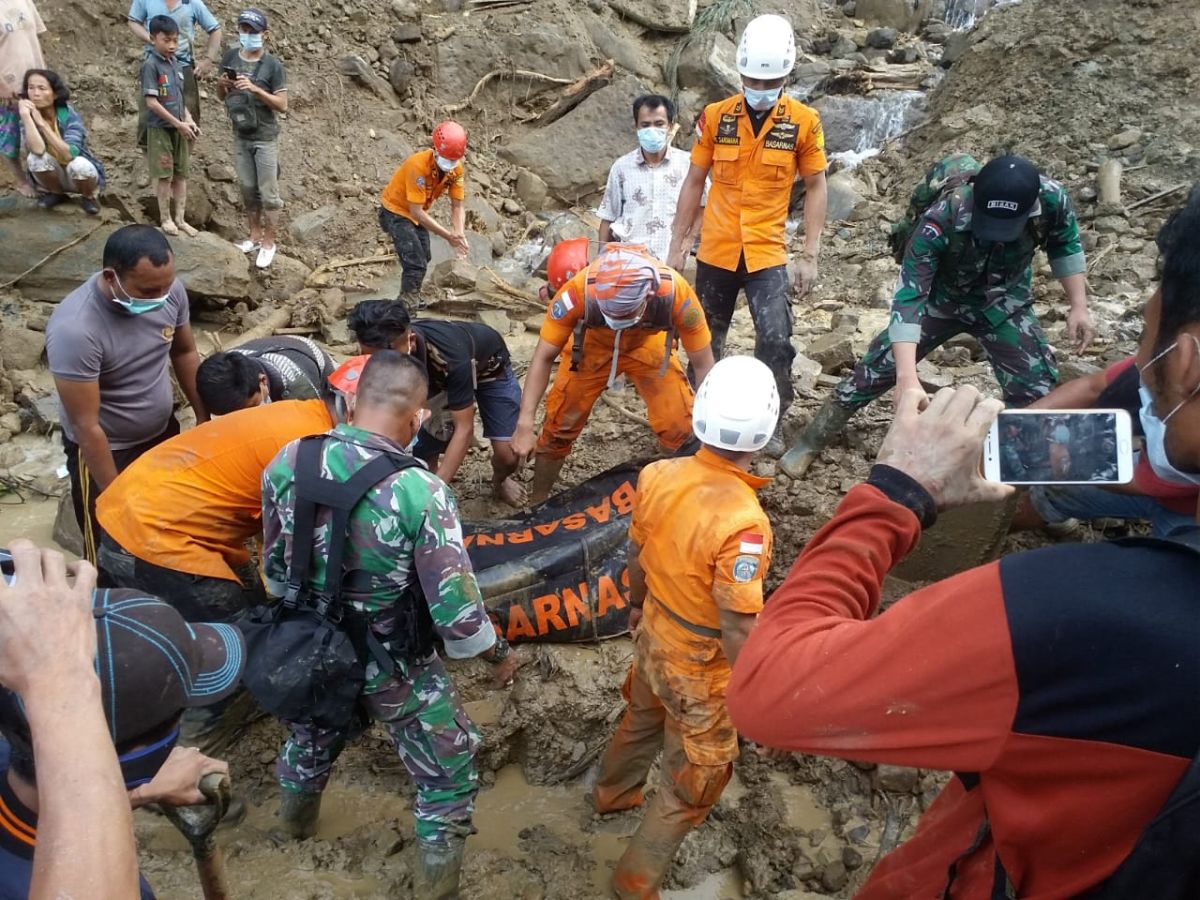 Tim SAR Kembali Berhasil Mengevakuasi Salah Satu Korban Banjir Sumut