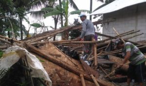 Angin Puting Beliung Merusak 29 Rumah Warga Di Karawang