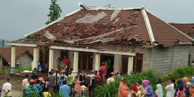 Diterjang Puting Beliung Ratusan Rumah Di Sukabumi Porak Poranda