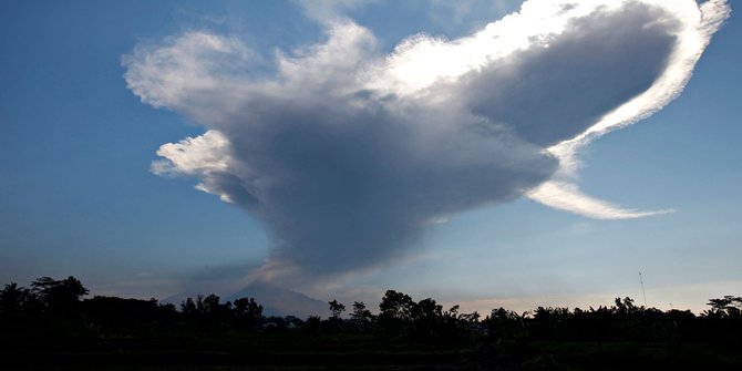 Merapi Mengeluarkan Lava Beberapa Desa Di Klaten Diguyur Hujan Abu