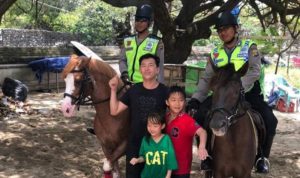 Polisi Berkuda Siap Berpatroli Di Pantai Kuta