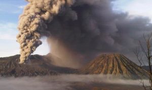 Warga Diminta Menjauh Setelah Gunung Bromo Meletus