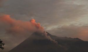 Gunung Merapi Pagi Ini Mengeluarkan Awan Panas Guguran 3 Kali
