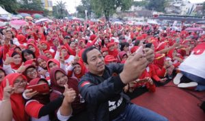 Ribuan Perempuan Turun ke Jalan Mendukung Jokowi di Semarang